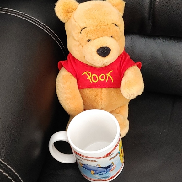 Disney Winnie & Friends Christmas Mug - Picture 4 of 5